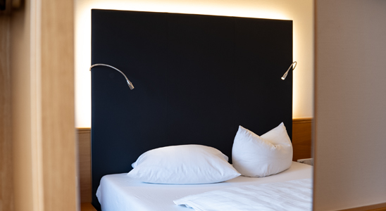 Schlafzimmer mit Queenssize Bett