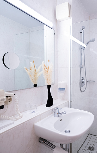 Badezimmer mit Dusche und Waschbecken